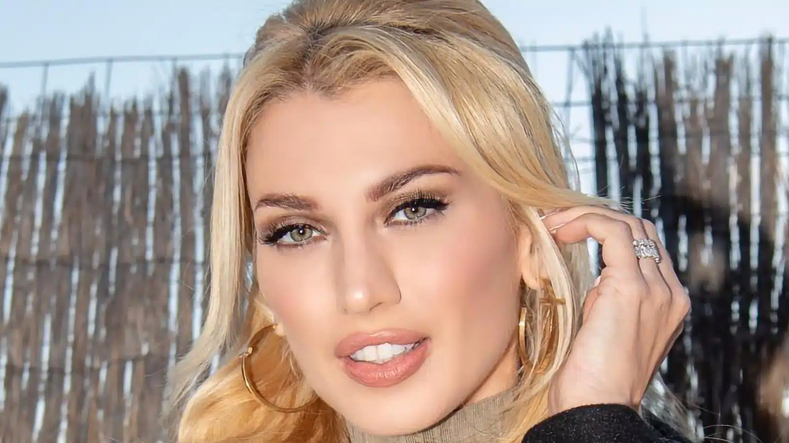 Κωνσταντίνα Σπυροπούλου: Όταν μας πέταγε τα μάτια έξω με μαγιό στο γκαζόν και απαντούσε σε σχόλια! 1 Κωνσταντίνα Σπυροπούλου