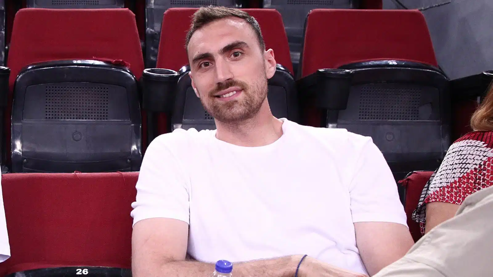 Μιλουτίνοφ: Επική αποθέωση την ώρα που φεύγει από το ΣΕΦ (video) 1 Νίκολα Μιλουτίνοφ