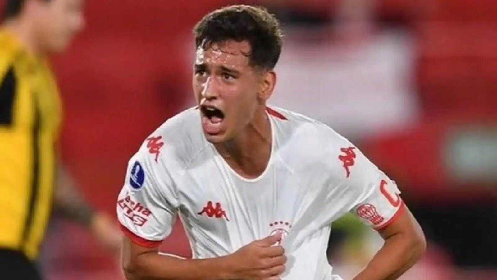 Ο Ολυμπιακός ενδιαφέρεται για τον αμυντικό χαφ Σαντιάγκο Εζε 1 Πέρα από τον Ατλαντικό έριξαν το βλέμμα τους οι στελέχη του Ολυμπιακού, εστιάζοντας στον ανερχόμενο Σαντιάγκο Εζε.