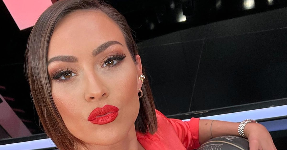 dora panteli to kokkino einai to chroma tis kai anamfisvitita tis paei poly