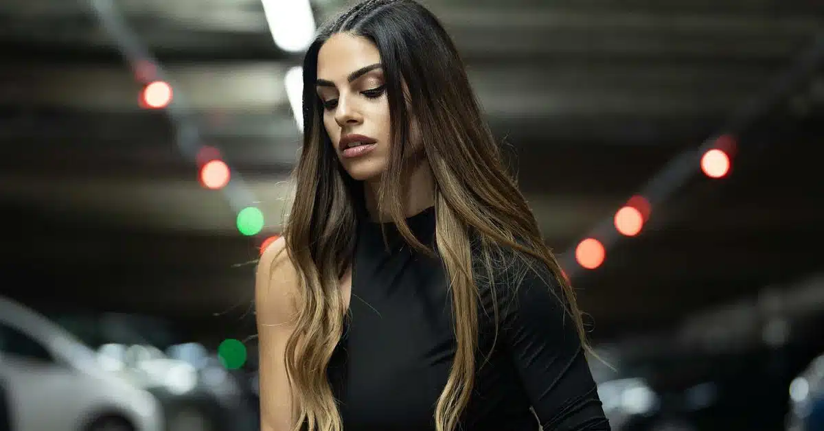 H ερυθρόλευκη Χριστίνα Κεφαλά με δερμάτινο μίνι και μπότες ζαλίζει τα social media 5 h erythrolefki christina kefala me dermatino mini kai botes zalizei ta social media