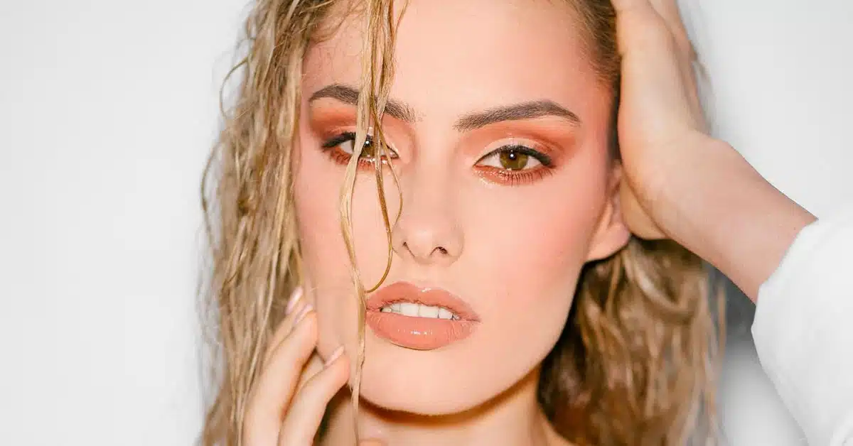 Όλγα Ντάλλα: Η γοργόνα του Ολυμπιακού ντυμένη στα κόκκινα κάνει πασαρέλα στον δρόμο και αναστατώνει τους πάντες - ΒΙΝΤΕΟ 3 olga ntalla i gorgona tou olybiakou ntymeni sta kokkina kanei pasarela ston dromo kai anastatonei tous pantes vinteo