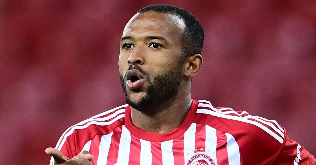 pos diamorfothike i vathmologia tis superleague meta tin epikratisi tou olybiakou me 3 1 epi tou panaitolikou