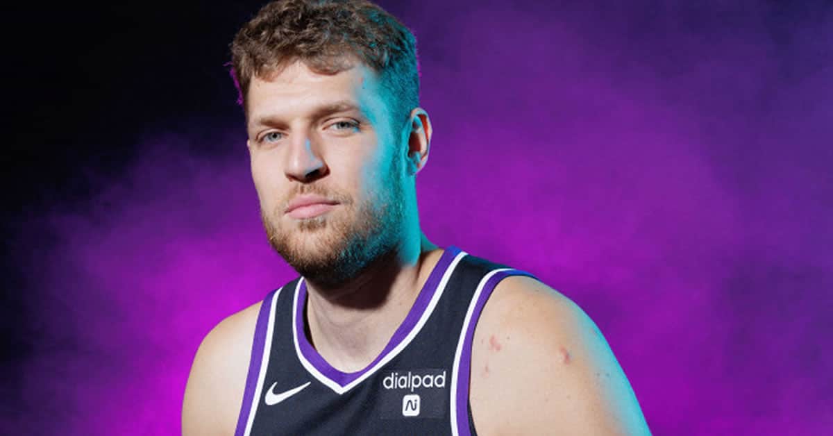 sasa vezenkof fevgei me antallagi apo tous sacramento kings dimosievma vomva
