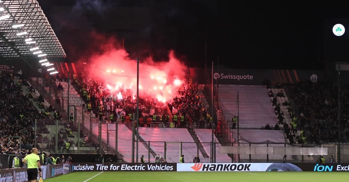 dyo metra kai dyo stathma kokkini i leoforos