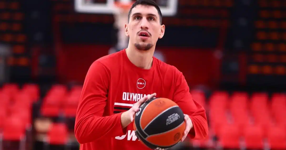 Ο Γιαννούλης Λαρεντζάκης γεμίζει χαρά τα σχολεία στην Κύθνο 1 Γιαννούλης Λαρεντζάκης