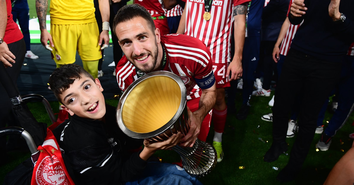 Ο Ολυμπιακός στον 7ο ουρανό μαζί με τον μικρό ήρωα, Γιαννάκη! (βίντεο) 1 o olybiakos ston 7o ourano mazi me ton mikro