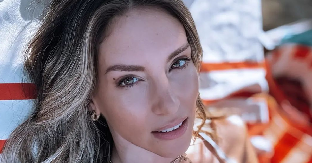 anastatosi sta social media i athina oikonomako