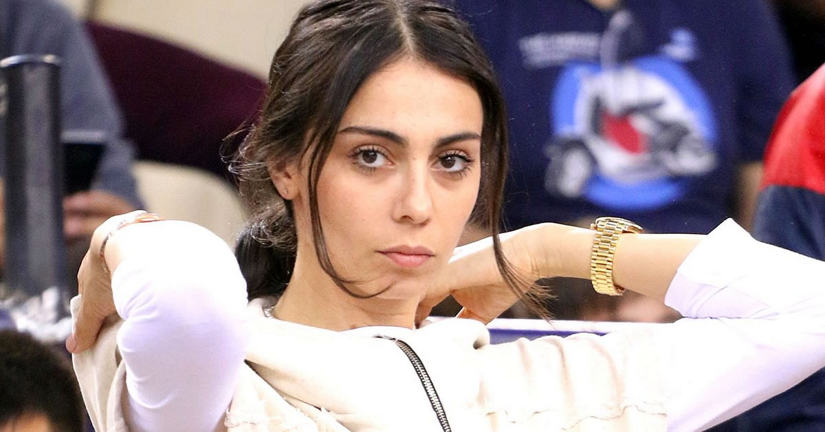 i olybia chopsonidou kalosorizei ton vezenkof