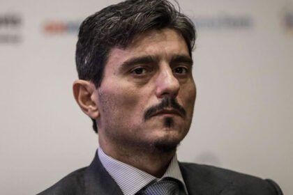 kleinei paikti stin paralia o dpg vrike to 5ari