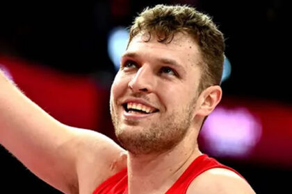 terastia ekplixi me sasa vezenkof trelane kosmo