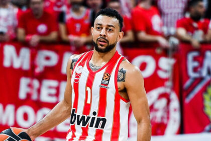 gkos o akourastos ekleise stomata kai edeixe gi