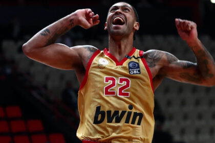 Ο Τάιλερ Ντόρσεϊ έκανε τη μεγάλη επιστροφή με μια εξαιρετική εμφάνιση απέναντι στον ΠΑΟΚ. Ο Μπαρτζώκας έμεινε απόλυτα ικανοποιημένος, ενώ ο Ολυμπιακός δείχνει έτοιμος να κατακτήσει τα πάντα!