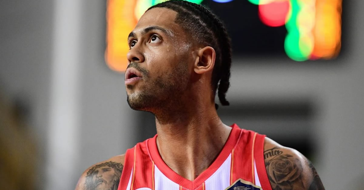 Ο Τάιλερ Ντόρσεϊ με τη φανέλα του Ολυμπιακού, περιτριγυρισμένος από ευχές και αγάπη από τους "ερυθρόλευκους" οπαδούς.