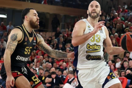 Ο Μάικ Τζέιμς και ο Νικ Καλάθης σε αγώνα της EuroLeague