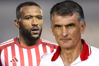 Ο Χοσέ Λουίς Μεντιλίμπαρ και ο Αγιούμπ Ελ Κααμπί, πριν το μεγάλο ντέρμπι με τον Παναθηναϊκό.