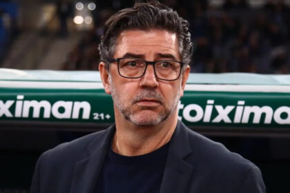 Ο Ρουί Βιτόρια εμφανώς απογοητευμένος στον πάγκο του Παναθηναϊκού μετά την ήττα από τον Ολυμπιακό