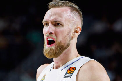 Ο Ντζάναν Μούσα με φανέλα της Ρεάλ, σε φάση αγώνα της EuroLeague, με φόντο τις εξέδρες