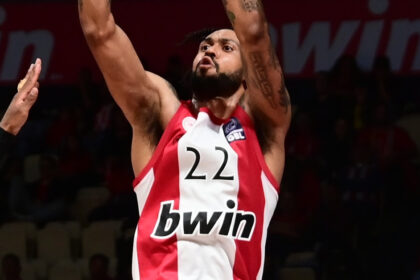 tyler dorsey celebrates olympiakos euroleague
