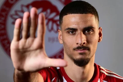 Το μέλλον του Ντάβιντ Κάρμο παραμένει αβέβαιο. Ο Ολυμπιακός παρακολουθεί την περίπτωση, αν και ο παίκτης επιθυμεί νέα πρόκληση και όχι απαραίτητα επιστροφή.