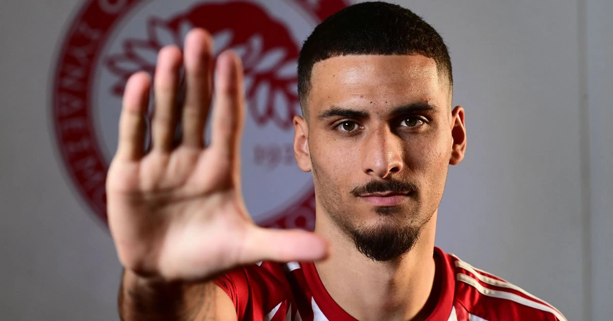 Το μέλλον του Ντάβιντ Κάρμο παραμένει αβέβαιο. Ο Ολυμπιακός παρακολουθεί την περίπτωση, αν και ο παίκτης επιθυμεί νέα πρόκληση και όχι απαραίτητα επιστροφή.