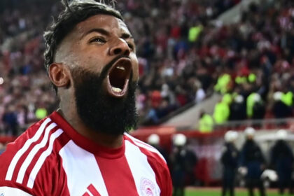 rontinei gyrna piso giati oi filoi tis flamengk