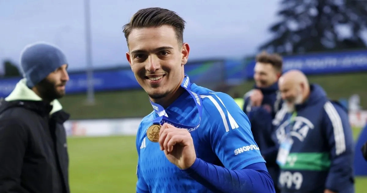 antzelo sina epistrefei stin ellada daneikos