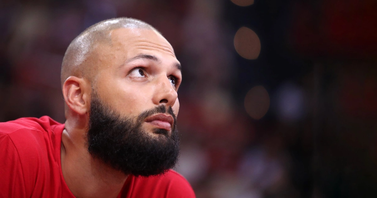 eskase tweet fotia apo foyrnie gia papanikolaoy