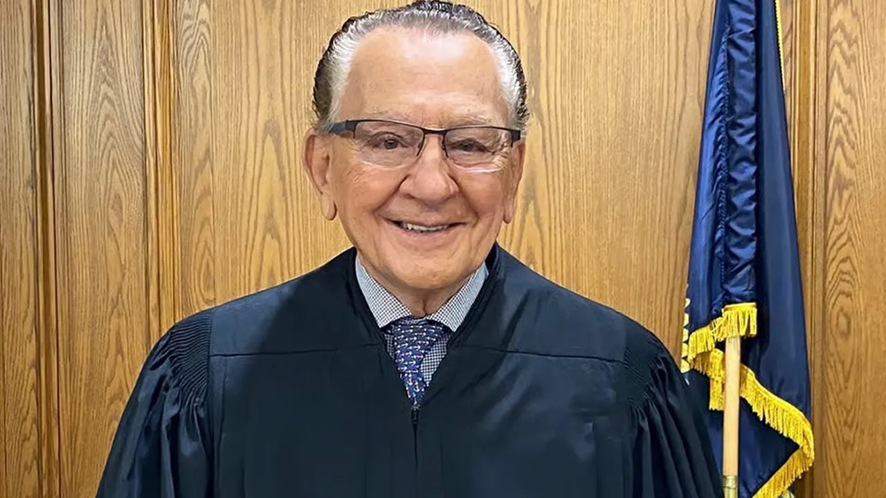 pethane o frank caprio o dikastis pou charise