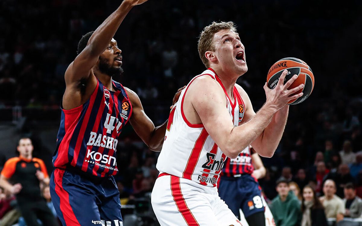Ο Σάσα Βεζένκοφ ετοιμάζεται να σκοράρει στο καλάθι της Μπασκόνια