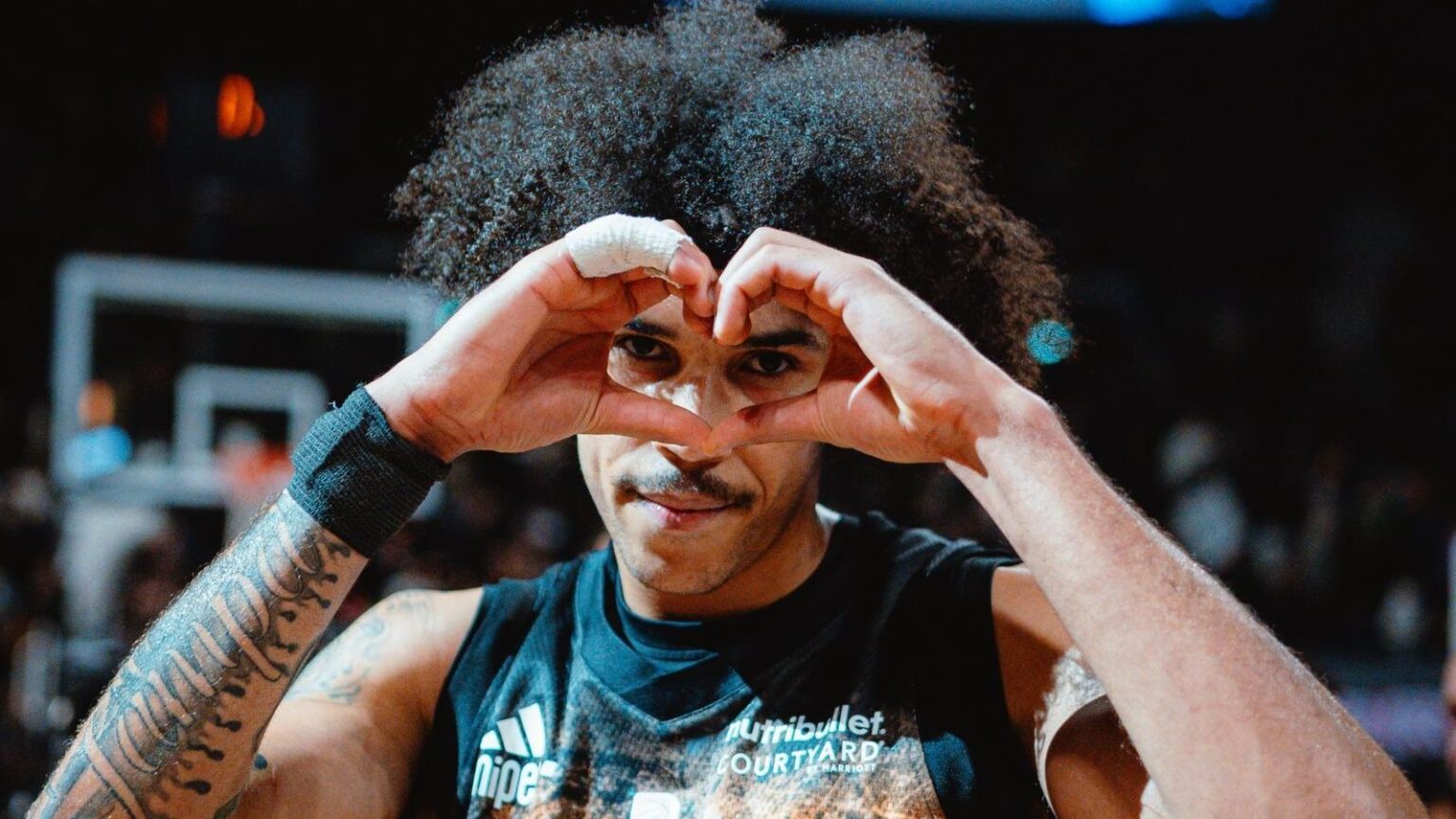 o taison oyornt sto mikroskopio