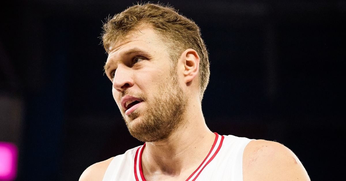 Ο Σάσα Βεζένκοφ πανηγυρίζει μετά από τρίποντο στο φινάλε του αγώνα Μπασκόνια - Ολυμπιακός για την Euroleague 2025