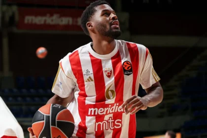 Ο Τζάρεντ Μπάτλερ σε προσπάθεια με τη φανέλα του Ερυθρού Αστέρα.