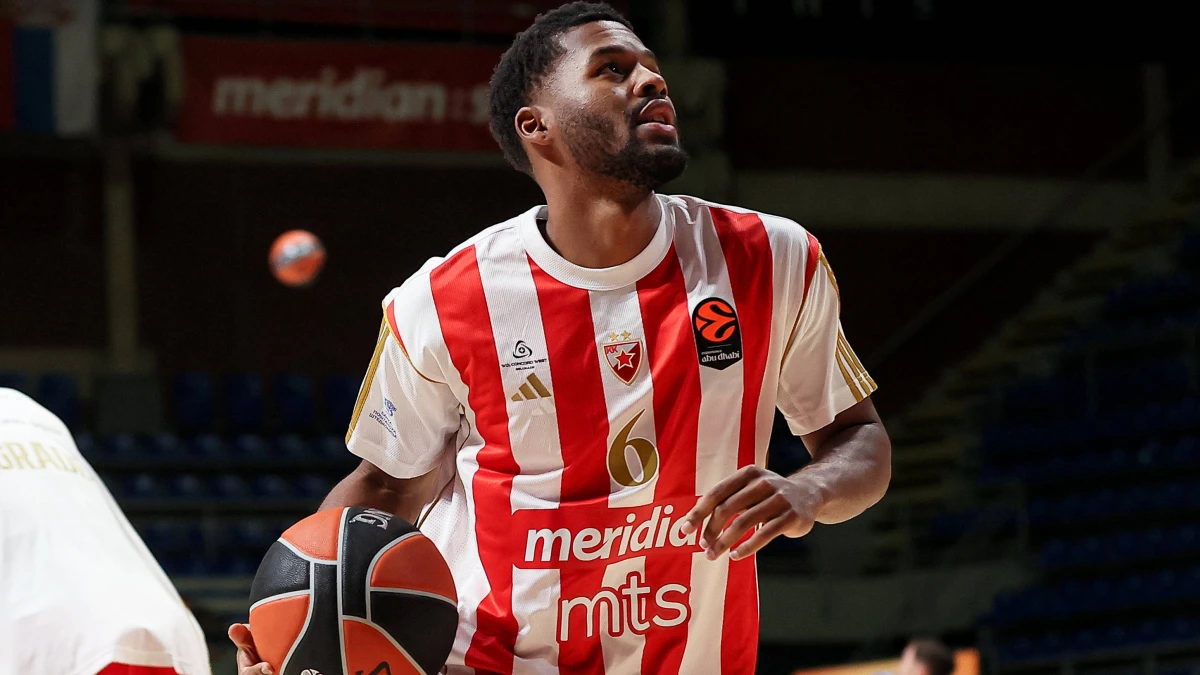 Ο Τζάρεντ Μπάτλερ σε προσπάθεια με τη φανέλα του Ερυθρού Αστέρα.