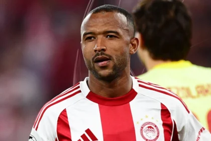 Ο Αγιούμπ Ελ Κααμπί πανηγυρίζει γκολ με τη φανέλα του Ολυμπιακού.