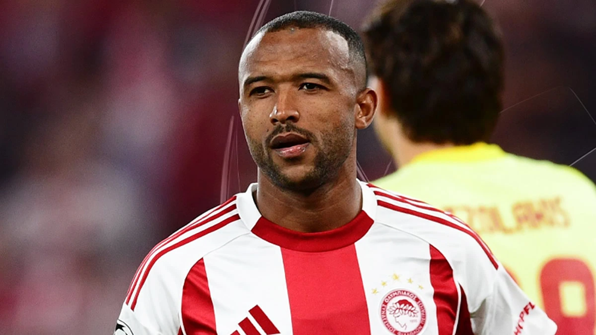 Ο Αγιούμπ Ελ Κααμπί πανηγυρίζει γκολ με τη φανέλα του Ολυμπιακού.