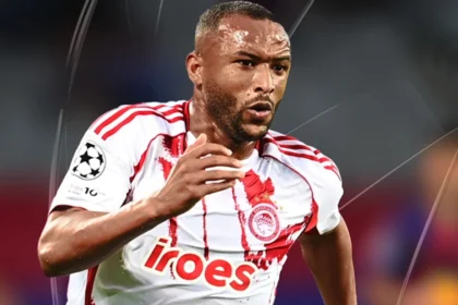 Ο Ελ Κααμπί σε φάση επίθεσης με τη φανέλα του Ολυμπιακού.