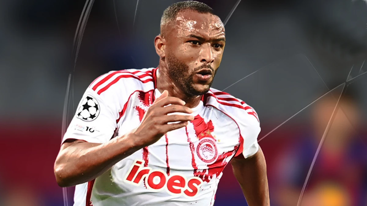 Ο Ελ Κααμπί σε φάση επίθεσης με τη φανέλα του Ολυμπιακού.