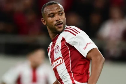 Ο Ελ Κααμπί σκοράρει με καρφωτή κεφαλιά μετά από κόρνερ του Γιαζίτσι.