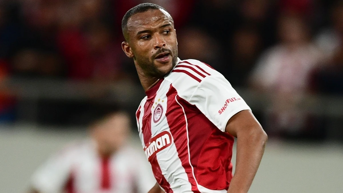 Ο Ελ Κααμπί σκοράρει με καρφωτή κεφαλιά μετά από κόρνερ του Γιαζίτσι.