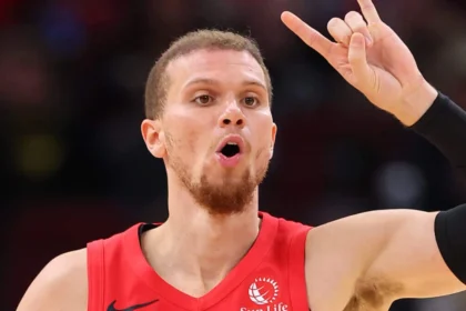 Ο Μάλακαϊ Φλιν σε προσπάθεια με τη φανέλα της Μπαχτσεσεχίρ απέναντι σε αντίπαλο.