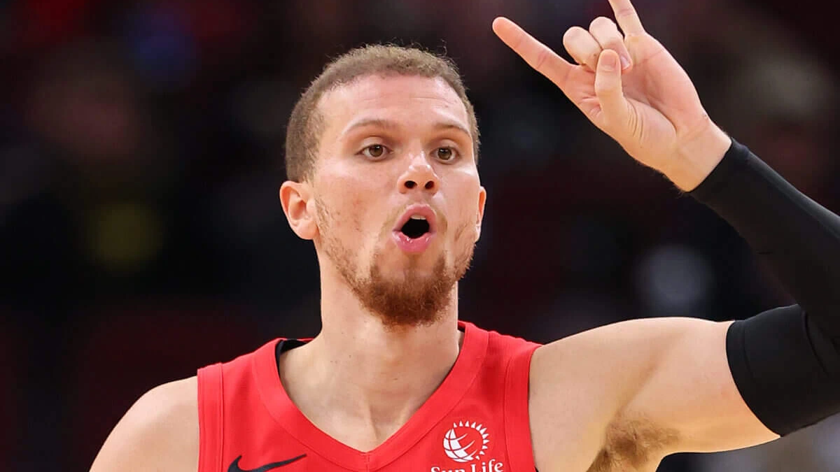 Ο Μάλακαϊ Φλιν σε προσπάθεια με τη φανέλα της Μπαχτσεσεχίρ απέναντι σε αντίπαλο.