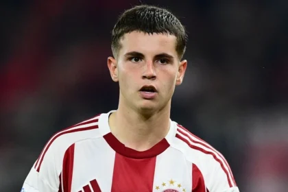 Ο Χρήστος Μουζακίτης σε ενέργεια στη μεσαία γραμμή του Ολυμπιακού.