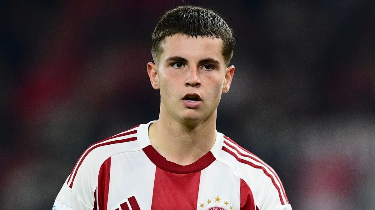 Ο Χρήστος Μουζακίτης σε ενέργεια στη μεσαία γραμμή του Ολυμπιακού.