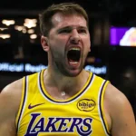 Στιγμιότυπο από αγώνα NBA με παίκτες να πανηγυρίζουν μετά από buzzer beater.