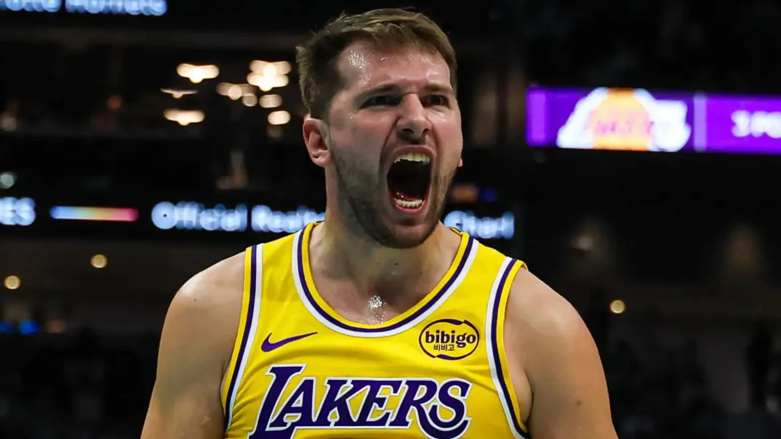 Στιγμιότυπο από αγώνα NBA με παίκτες να πανηγυρίζουν μετά από buzzer beater.