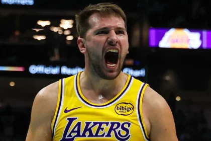 Στιγμιότυπο από αγώνα NBA με παίκτες να πανηγυρίζουν μετά από buzzer beater.