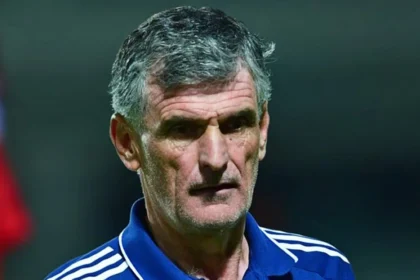 Ο προπονητής του Ολυμπιακού σε προπόνηση της ομάδας.