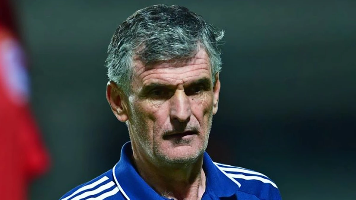 Ο προπονητής του Ολυμπιακού σε προπόνηση της ομάδας.