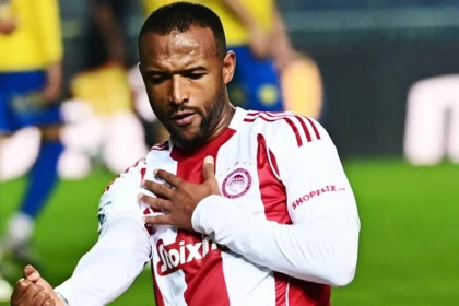 Ο Ελ Κααμπί πανηγυρίζει το γκολ του Ολυμπιακού στο Αγρίνιο.